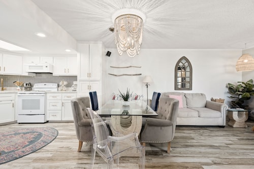 Family-friendly, steps from the beach, bonus mini-bunk room, beach gear included