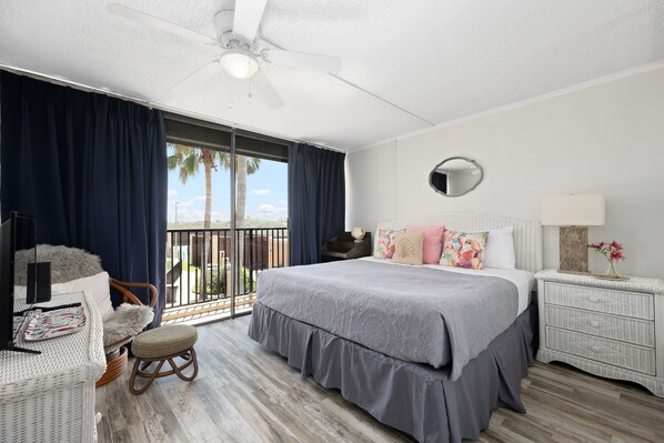 2 makuuhuonetta, työpöytä, silitysrauta/-lauta, vauvan matkasänky