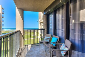 Property grounds - Serene sanctuary steps from the beach, mini-bunk bedroom, beach gear included (South Padre Island)
