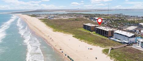 على الشاطئ، كراسي للتشمس، مناشف للشاطئ