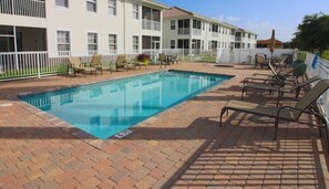 Una piscina al aire libre, una piscina climatizada