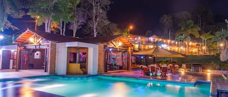 2 outdoor pools
