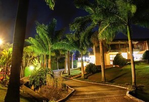 住宿正面 - 傍晚/夜晚