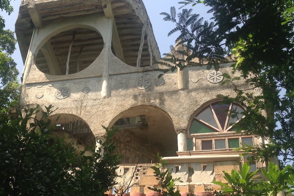 Large, private, modern stone house in small Mayan Village.Close to Valladolid.