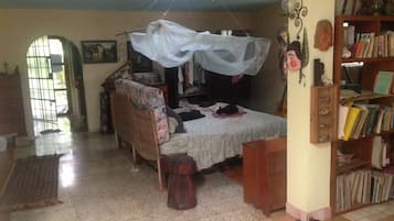 3 habitaciones, tabla de planchar con plancha, wifi y ropa de cama