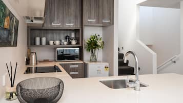 Premium Apartment | Private kitchen | Full-sized fridge, microwave, oven, stovetop