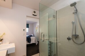 Premium Apartment | Bathroom | Shower, hair dryer, towels, soap - Armagh Apartment 5 (Christchurch)