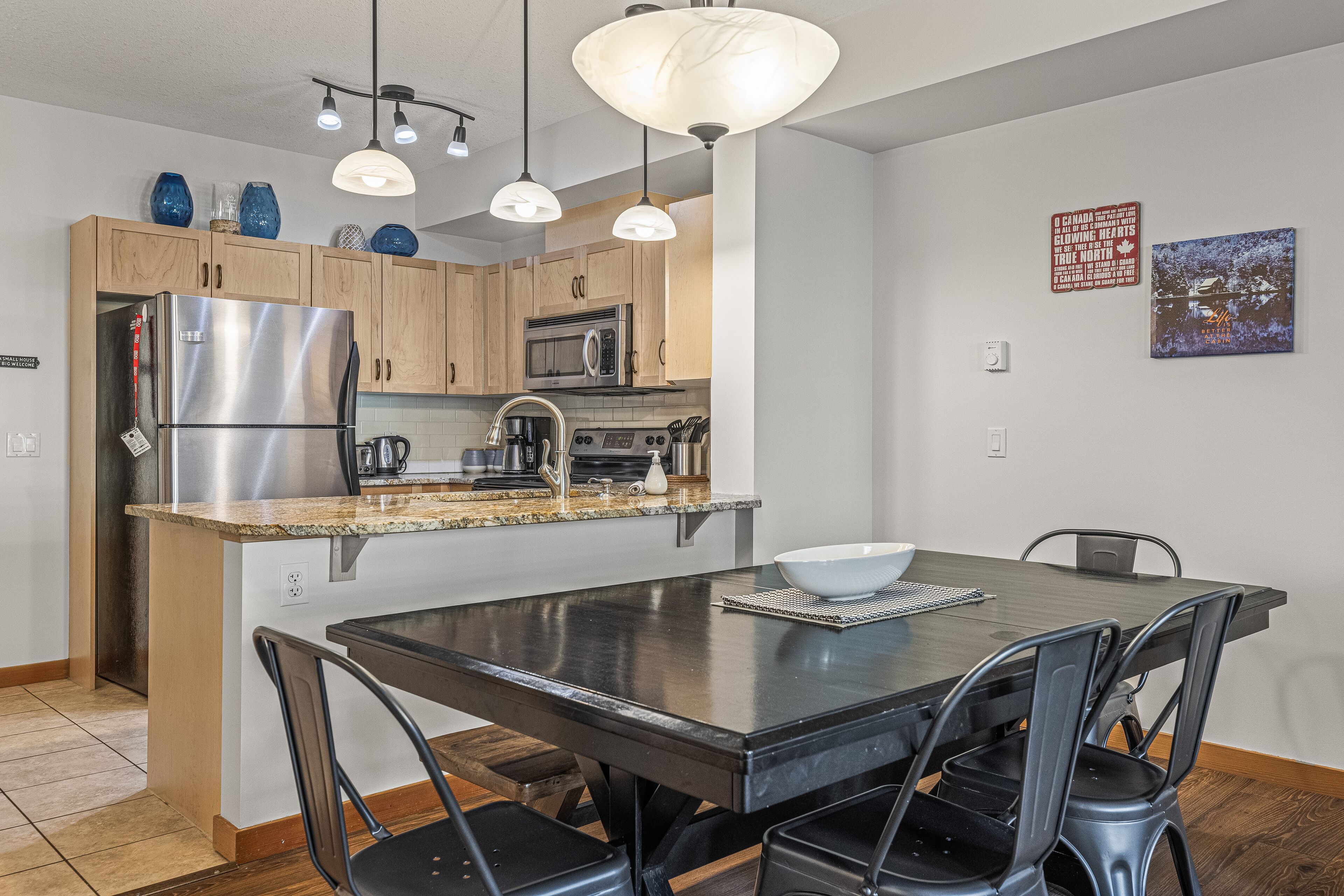 Canadiana Charm🇨🇦🏔Canmore Getaway for 7☀️Outdoor Pool & Hot tubs☀️