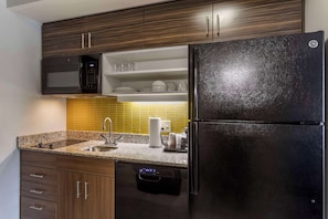 Desk, free cribs/infant beds, free rollaway beds, free WiFi - MainStay Suites Bowling Green North (Bowling Green)