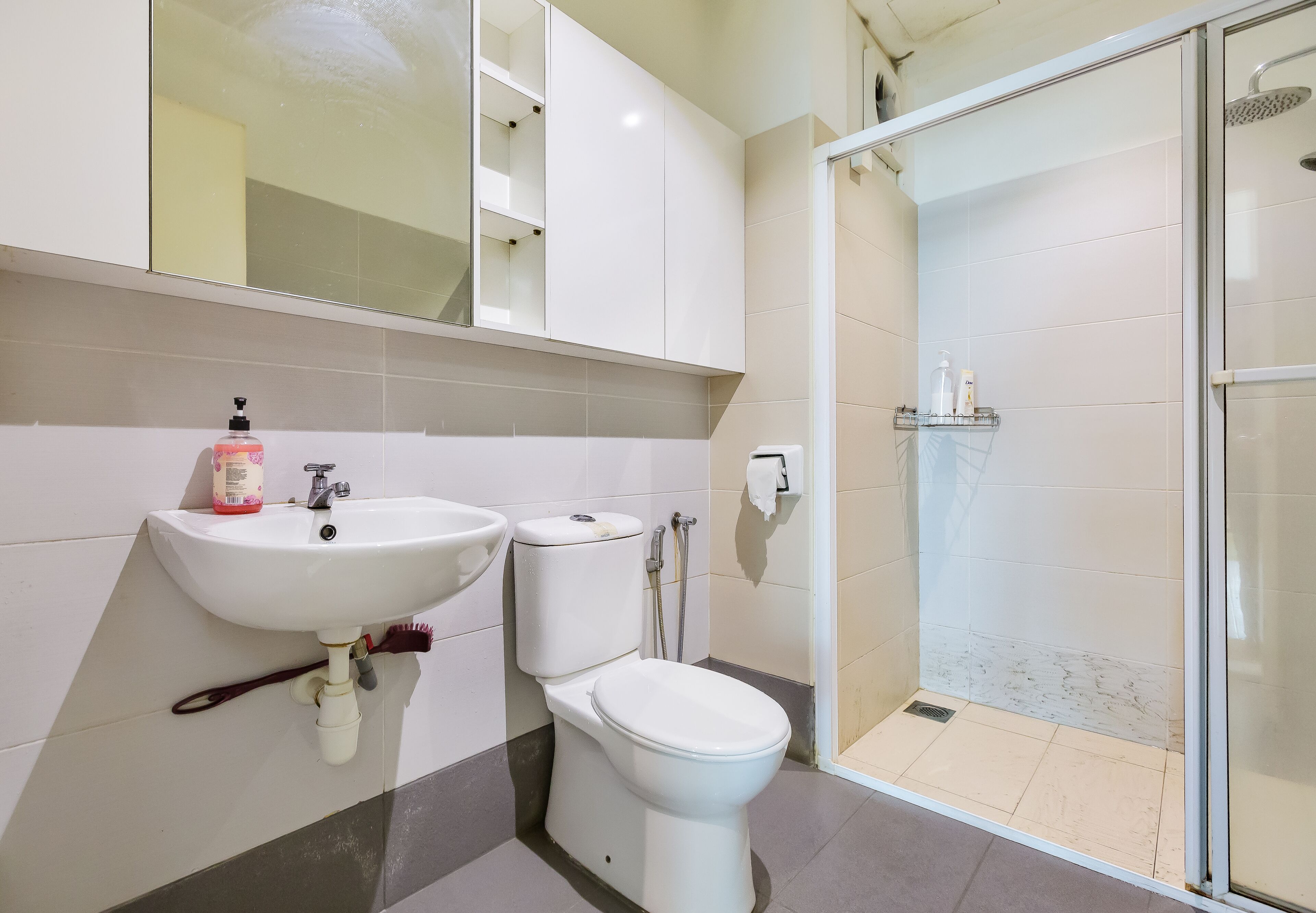 Studio Deluxe (Suite) | Phòng tắm | Buồng tắm vòi sen, máy sấy tóc, khăn tắm, xà phòng 