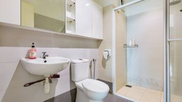 Studio Deluxe (Suite) | Phòng tắm | Buồng tắm vòi sen, máy sấy tóc, khăn tắm, xà phòng