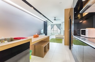 Deluxe Studio Suite | Private kitchenette | Fridge, microwave, stovetop, electric kettle