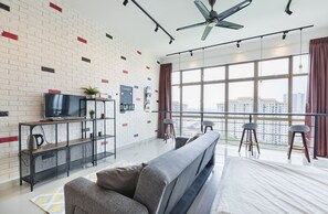 华丽开间 (Apartment) | 起居区 | 平板电视