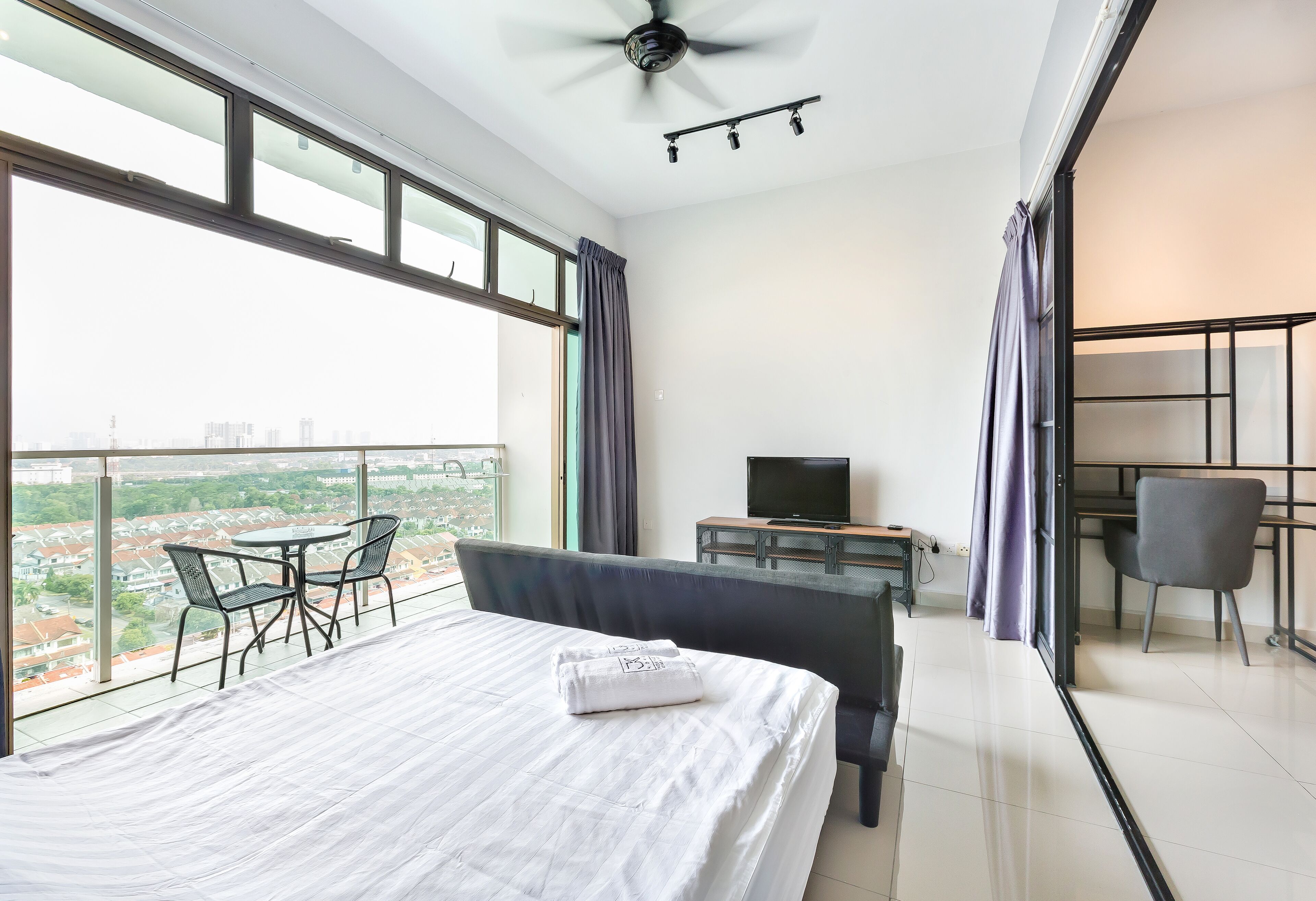 Escritorio, cortinas blackout y sistema de insonorización 