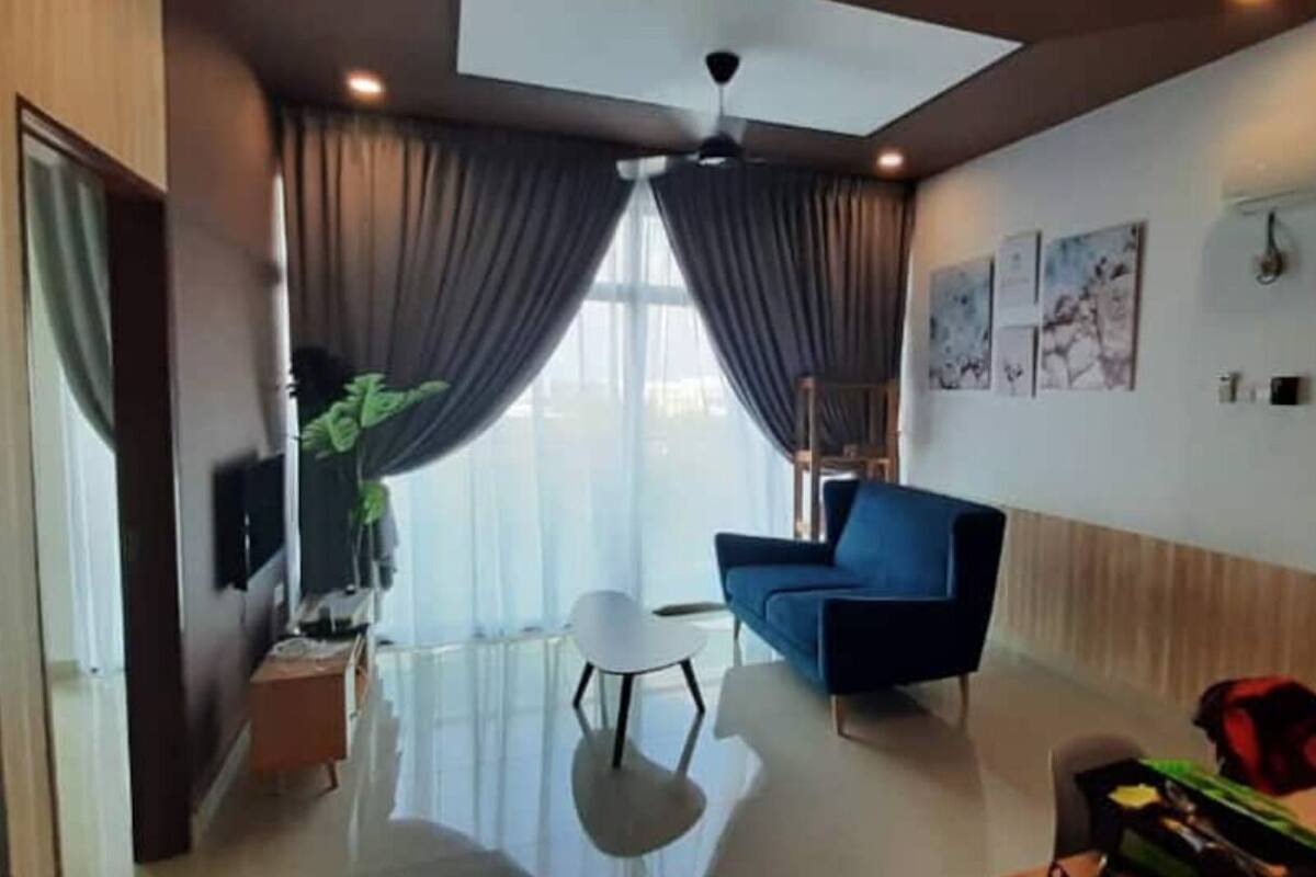 Een moderne woonkamer met een blauwe bank, een witte salontafel en een plafondventilator.