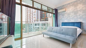 Deluxe Studio Apartment | 3 bedrooms, desk, blackout curtains, soundproofing