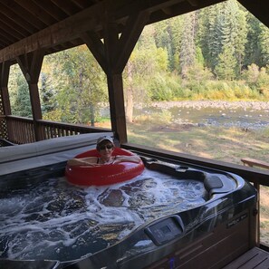 Outdoor spa tub - The Drop Inn - Large Home! Close to Wolf Creek, on San Juan River, Hot tub (Pagosa Springs)
