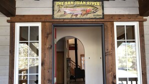 En träbeklädd entré med en skylt ovanför som lyder: ”San Juan-floden, Colorado”.