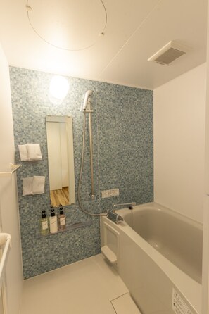 Suite | Salle de bain | Douche, articles de toilette gratuits, sèche-cheveux, chaussons