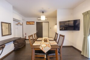 تجهيزات عازلة للصوت وواي فاي مجانًا وملاءات أسرّة