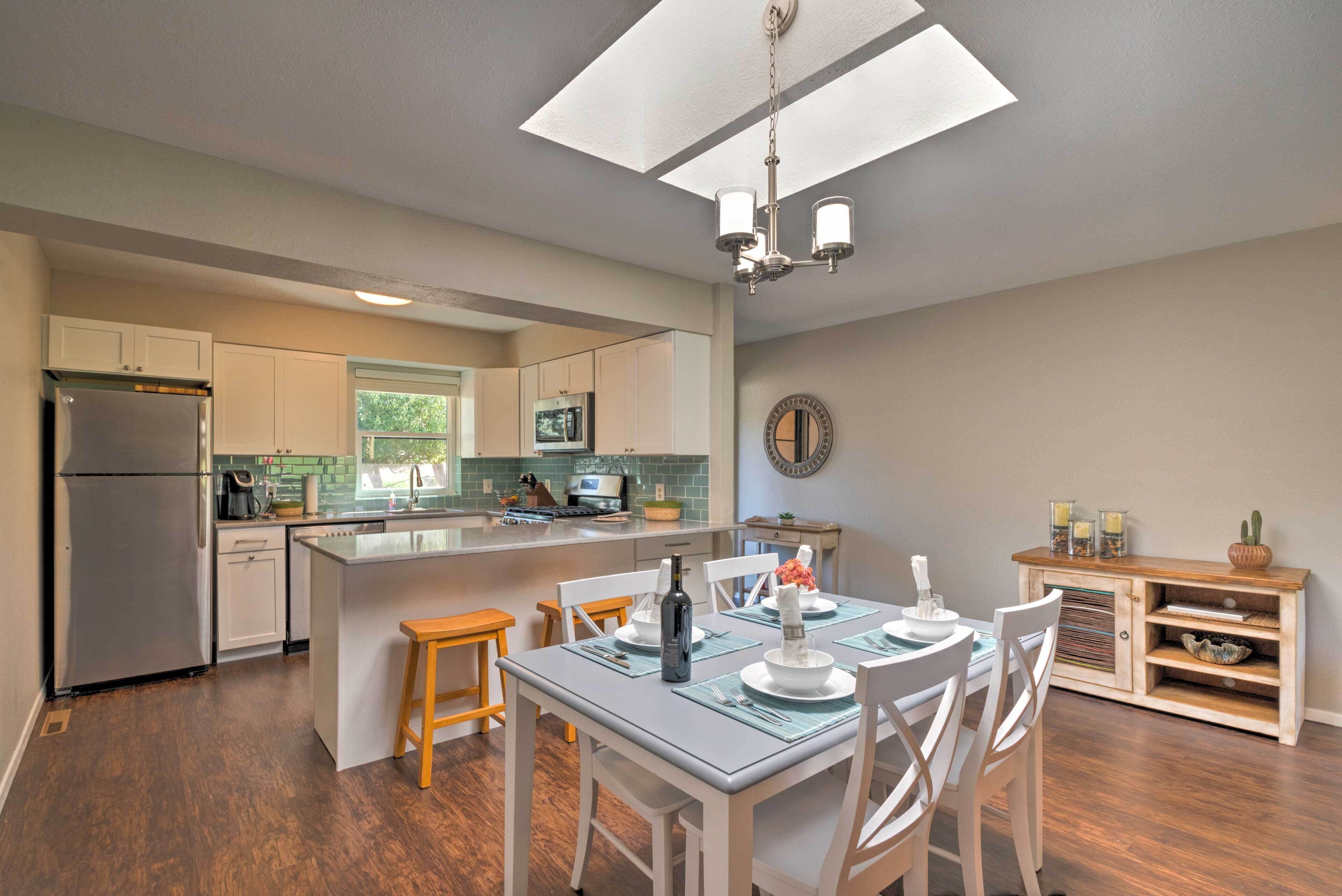 Bright Condo w/ Deck - Golf Course & Mtn Views!