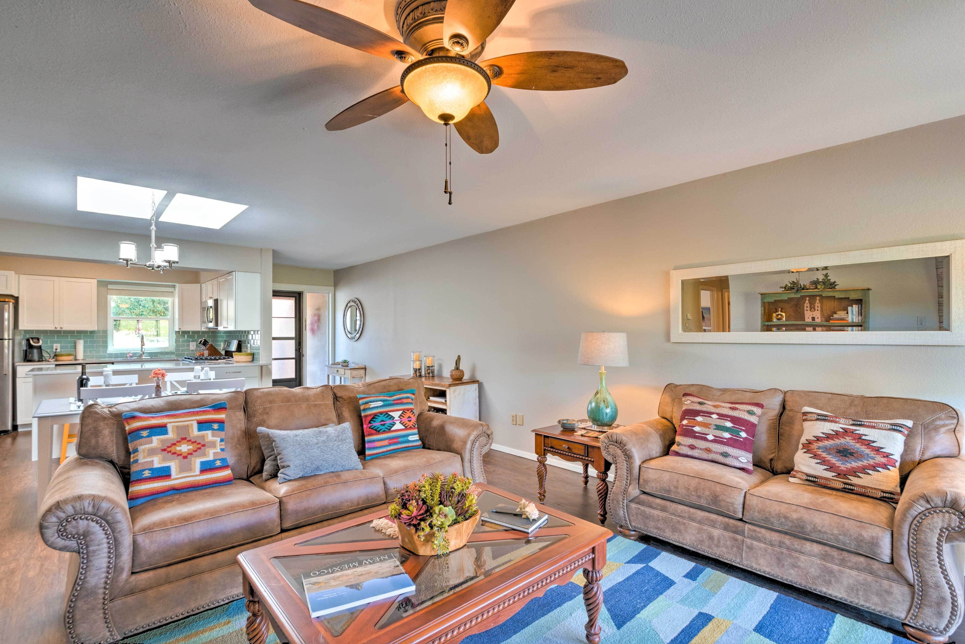 Bright Condo w/ Deck - Golf Course & Mtn Views!