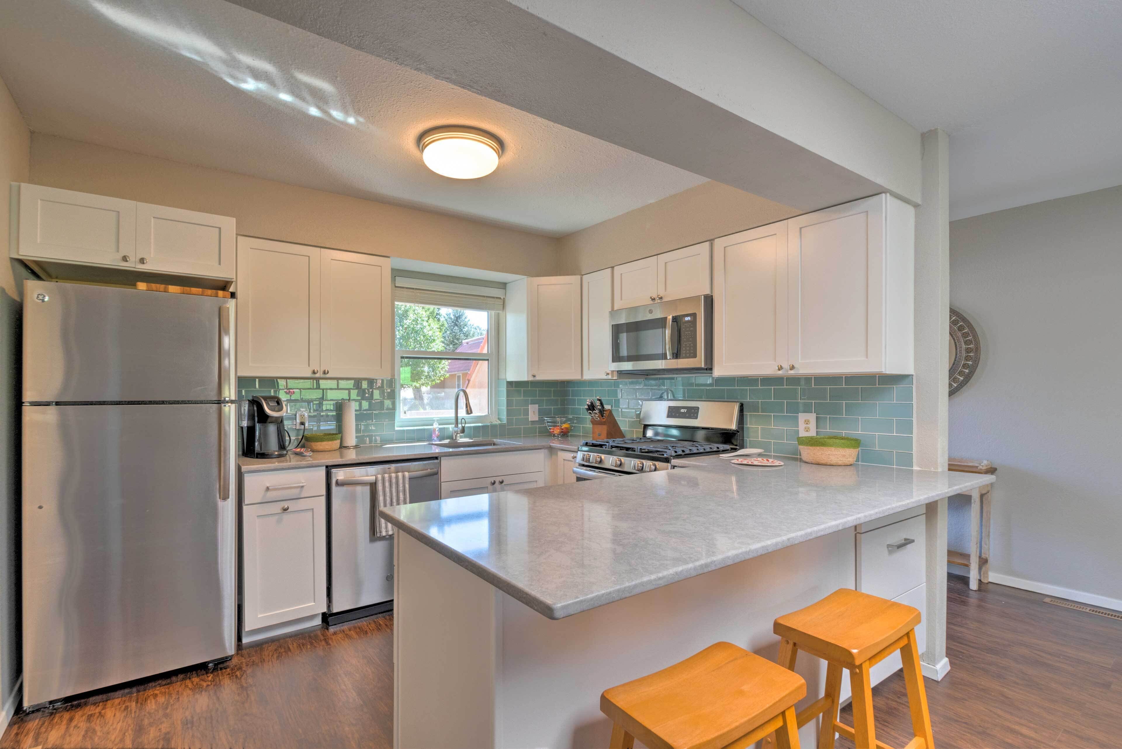 Fridge, microwave, stovetop, dishwasher