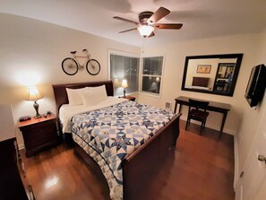 2 bedrooms, iron/ironing board, free WiFi, bed sheets - 6 Adults, Dogs OK see below . Breakfast , Olympic Nat. Park, Victoria ferry (Port Angeles)