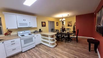 Frigorífico, microondas, horno y placa de cocina