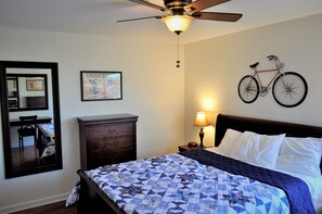 2 bedrooms, iron/ironing board, free WiFi, bed sheets - 6 Adults, Dogs OK see below . Breakfast , Olympic Nat. Park, Victoria ferry (Port Angeles)