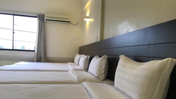 Blackout drapes, iron/ironing board, WiFi (free), bed sheets - Sitiawan Hotel (Sitiawan)