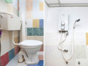 A bathroom with a toilet and a shower unit. - OYO 89434 KB Rest Inn (Kota Bharu)