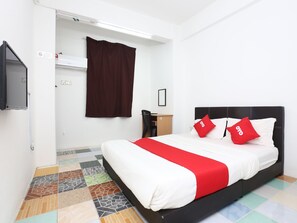 A hotel room with a bed, a desk, and a TV. - OYO 89434 KB Rest Inn (Kota Bharu)