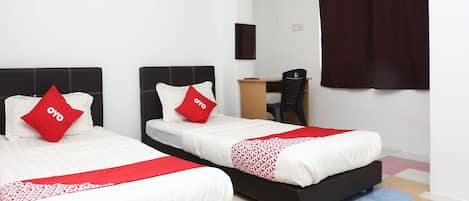 Deluxe Twin Room | Desk, free WiFi