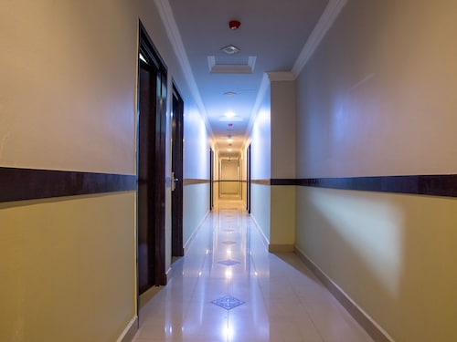 OYO 44010 Royals Star Hotel