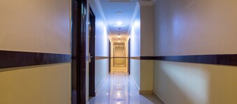 OYO 44010 Royals Star Hotel