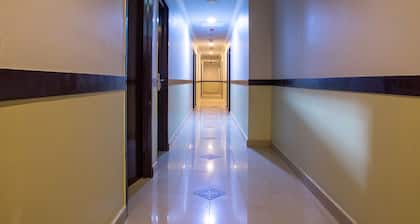 OYO 44010 Royals Star Hotel