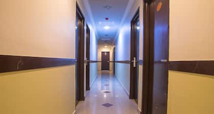 OYO 44010 Royals Star Hotel