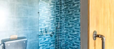 Tvåbäddsrum Deluxe - havsutsikt | Badrum | Dusch, regndusch, gratis toalettartiklar och hårtork