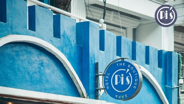A blue building with a sign reading "Hotel The Boutique Pis." - Pi's Boutique Hotel (Sa Pa)