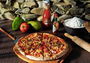 供應早餐、午餐和晚餐，國際料理，露天餐廳