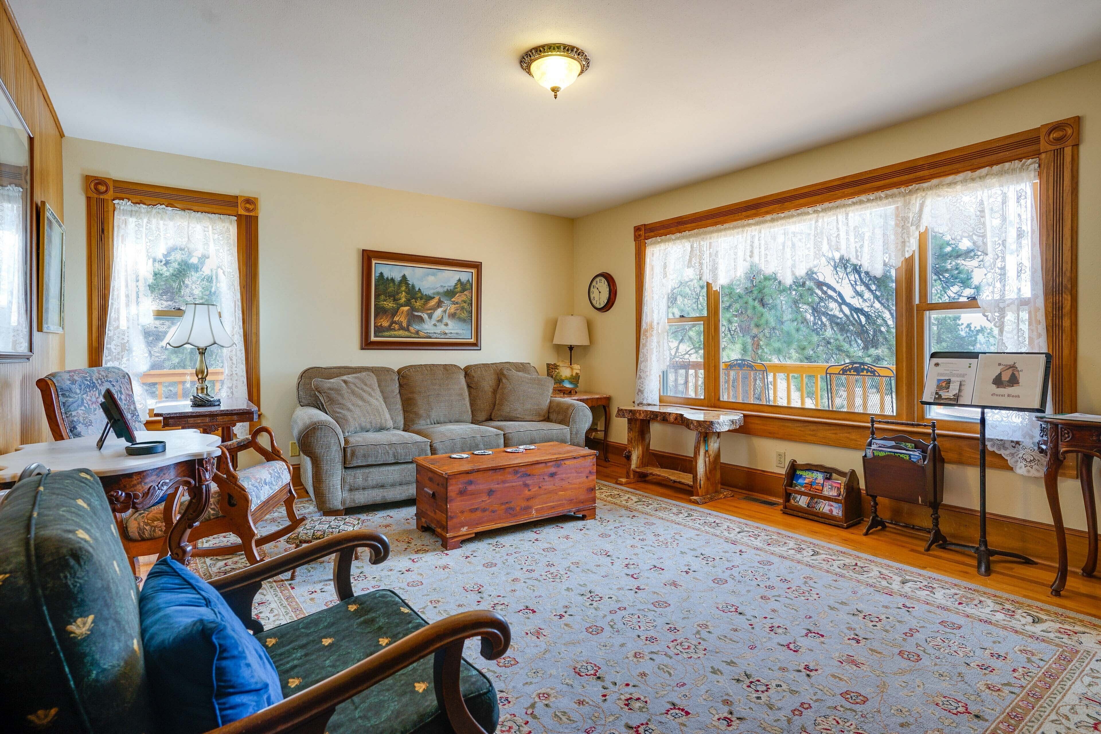 'Dragons Roost' Cabin w/ Sangre de Cristo Views!