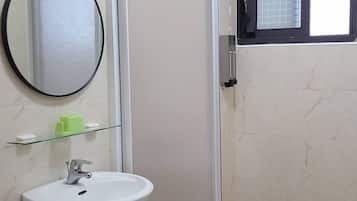 四人房 | 浴室 | 淋浴设施、大花洒淋浴喷头、吹风机、拖鞋