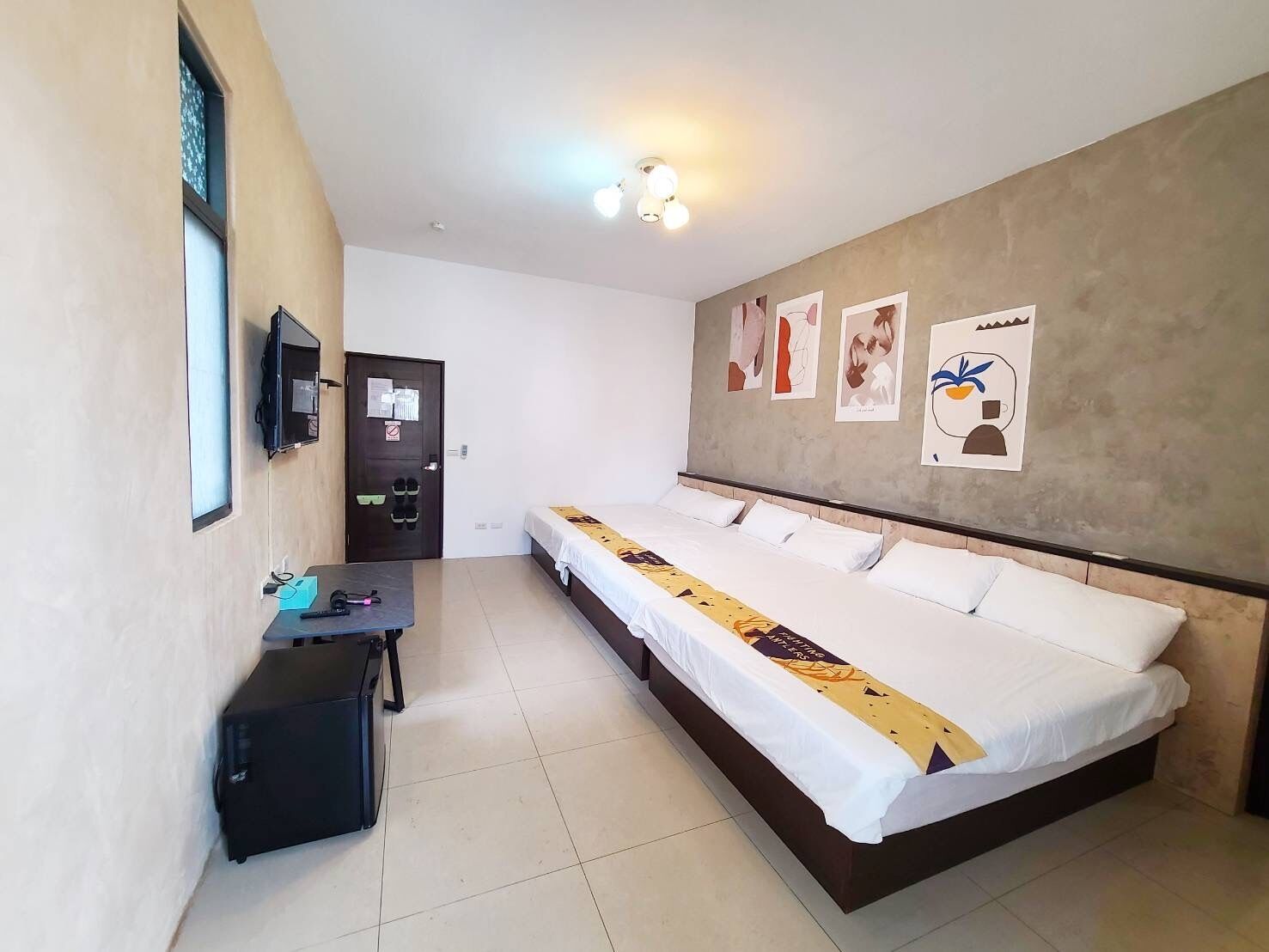 Une chambre d’hôtel avec un grand lit, un bureau, une chaise et un téléviseur.