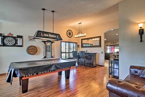 Uma mesa de sinuca com tecido preto e uma placa que diz 'Jack Daniel's Tennessee Whiskey'.