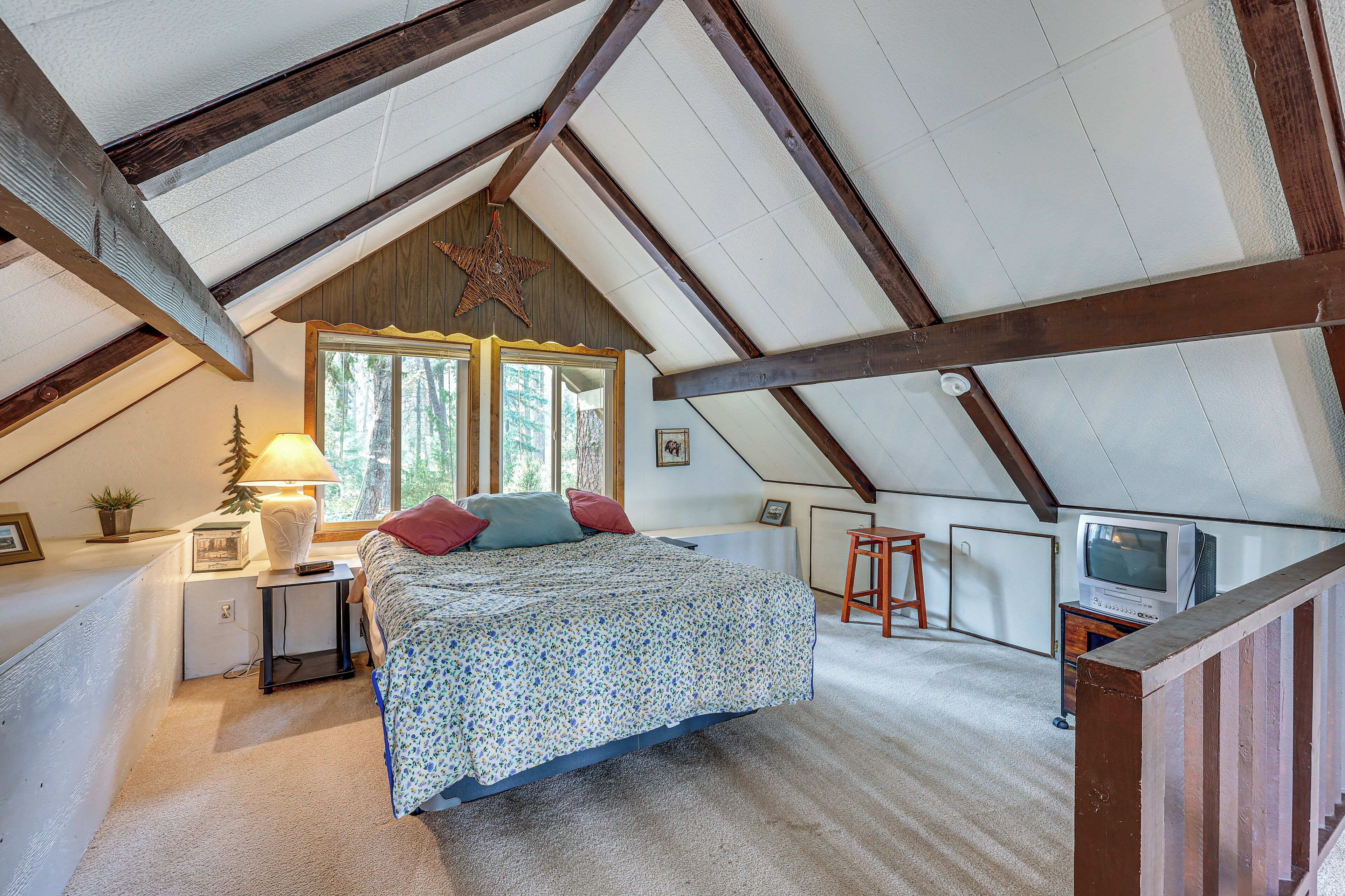 2 bedrooms, desk, internet, bed sheets