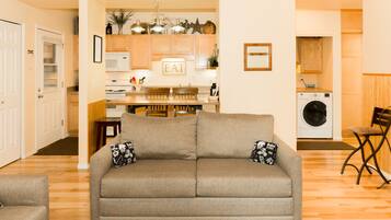 Smart-TV, DVD-Player, Bücher, Stereoanlage