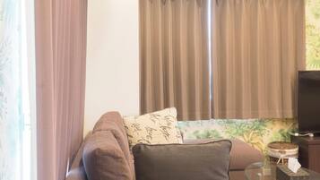 1 dormitorio, tabla de planchar con plancha, ropa de cama