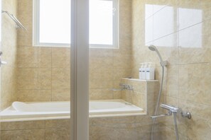 Combined shower/bathtub, hair dryer, towels, soap - Ocean Villa Tin Gala 201 ★Beachside ★Free Wi-Fi ★Free parking lot ★BBQ available (恩納村)
