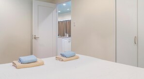 1 bedroom, iron/ironing board, bed sheets - Ocean Villa Tin Gala 201 ★Beachside ★Free Wi-Fi ★Free parking lot ★BBQ available (恩納村)